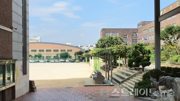 ◇양강중학교. 동쪽의 후분에서 동→서 구도로 촬영했다. (사진=이준혁 기자)