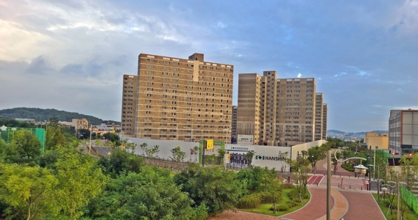 김포시 통진읍 마송리 김포마송지구 A3블록에 공사 중인 1,088가구 규모의 LH 국민임대주택. 한신공영이 시공 중인 이 단지는 마송초등학교와 지근거리다. @스트레이트뉴스 DB