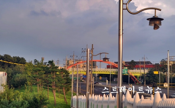 대림산업이 김포마송 B2블록에 분양 중인 'e편한세상 김포 어반베뉴'의 어린 자녀가 다닐 마송초등학교(사진 우측)는 8차선 김포대로 건너편에 있으나 아치형지상 육교를 통해 등하교할 수 있다. @스트레이트뉴스