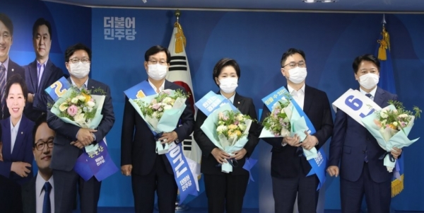 민주당 전당대회는 이날 당 지도부를 구성할 최고위원으로 김종민 의원, 염태영 수원시장, 노웅래 의원, 신동근 의원, 양향자 의원 등 5명을 당선시켰다.