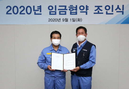 장인화 포스코 대표이사 사장(왼쪽)과 김인철 포스코노동조합 위원장(오른쪽)이 1일 포스코 포항 본사에서 ‘2020년 임금협약 조인식’을 열고 기념촬영을 하고 있다. 포스코 제공