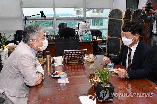 최재성 청와대 정무수석(왼쪽)이 최강욱 열린민주당 대표를 찾아 이야기를 나누고 있다. (연합뉴스)