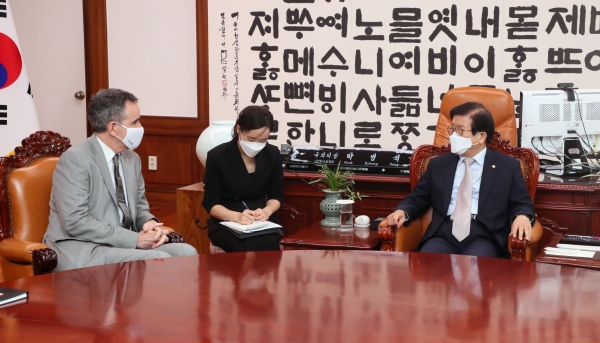 박병석 국회의장은 10일 의장집무실에서 마이클 다나허 주한캐나다대사의 예방을 받고환담하고 있다.(사진=국회)