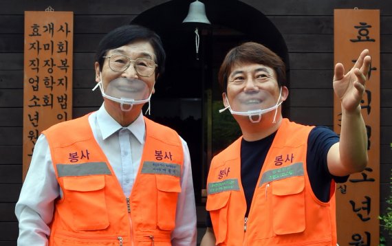 사랑의 식당 박종수 원장(왼쪽)과 조영도 총무이사(오른쪽)가 16일 LG 의인상을 수상했다.  LG 제공