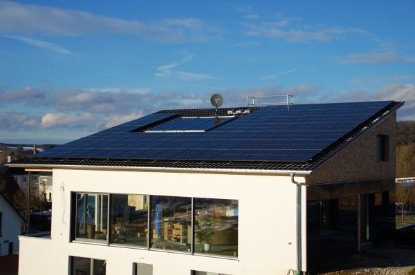 한화큐셀 태양광 모듈이 설치된 독일 에너지자립주택이 친환경 설비를 통한 탄소 무배출을 인정받아 독일 연방 경제기술부로부터 우수혁신상을 수상했다. 사진은 독일 아우크스부르크시 에너지자립주택 전경. 한화큐셀 제공