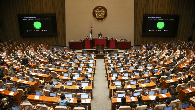 24일 국회 본회의에서 '기후위기 비상 대응 촉구 결의안'이 통과되고 있다.