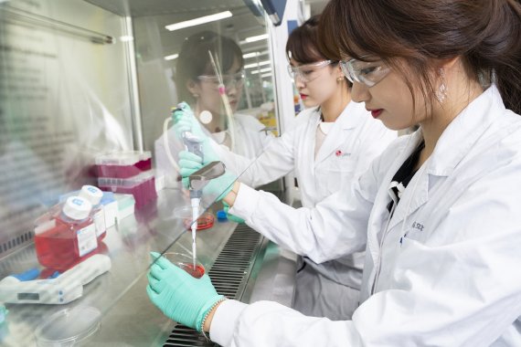 LG화학 생명과학사업본부 직원들이 신약 연구를 진행하고 있다. LG화학 제공