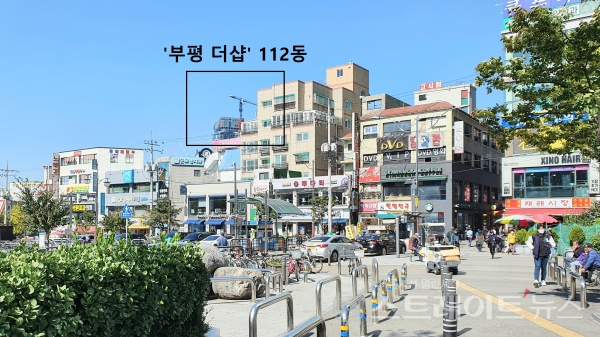 ◇동암역 2번출구 앞에서 '부평 더샵' 방향으로 바라본 모습. (사진=이준혁 기자)