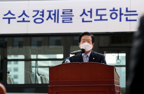 12일 국회 본관 앞에서 개최한 ‘국회 수소전기버스 시승식’ 에서 박병석 국회의장이 발언하고 있다(사진=국회)