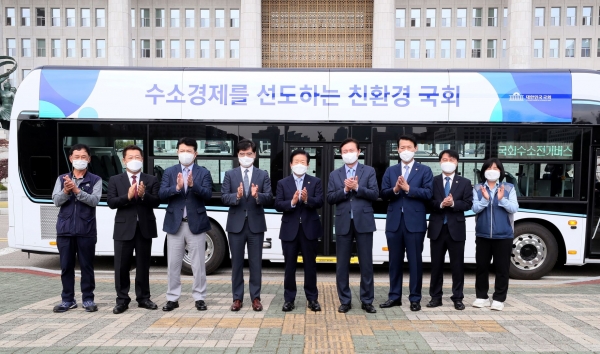12일  국회본관 앞에서 개최한 ‘국회 수소전기버스 시승식’에서. 박병석 국회의장은행사에 참석한 주요 참석자들과 함께하고 있다.(사진=국회)