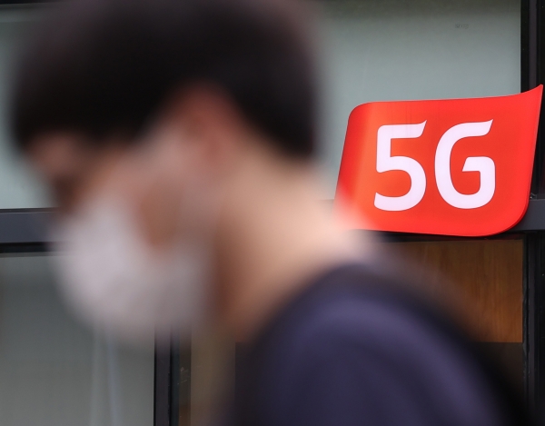 5G(5세대 이동통신) 상용화가 1년이 넘어섰지만 서비스 품질에 대한 불만이 사라지지 않고 있다. 연합뉴스