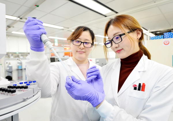 LG화학 미래기술연구센터 연구원들이 신규 개발한 생분해성 신소재의 물성을 테스트하고 있다. LG화학 제공