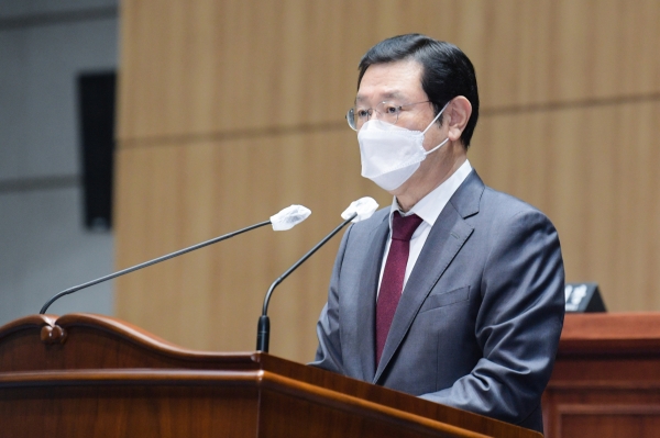 이용섭 광주광역시장이 21일 오전 광주광역시의회 본회의장에서 열린 ’제293회 임시회 제4차 본회의에 참석해 시정질문’에 답변하고 있다. (사진=광주시 제공)