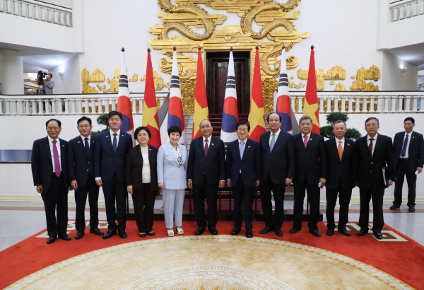 박 의장은 2일 하노이에 있는 베트남 총리실에서 응우옌 쑤언 푹 총리와 면담을 가졌다.(사진=국회)