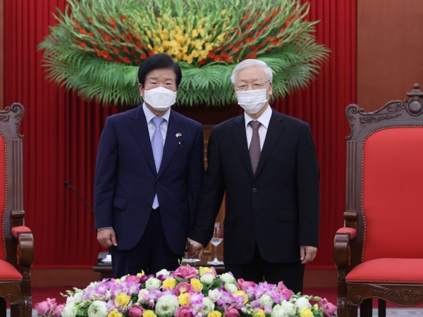 박 의장은 2일 하노이에 있는 공산당 중앙당사에서 국가서열 1위인 응우옌 푸 쫑 베트남 당서기장 겸 국가주석과 면담했다.(사진=국회)