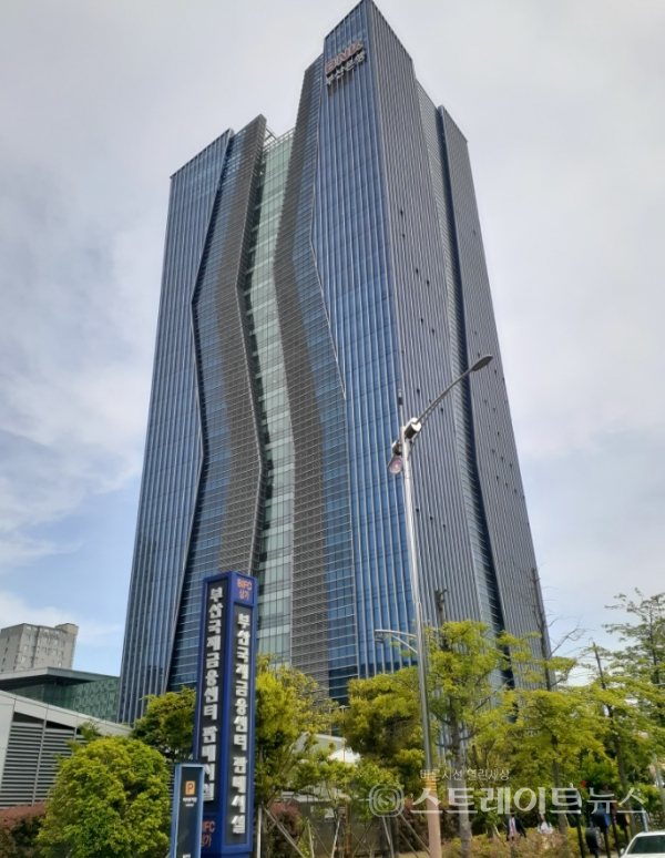 한국남부발전이 입주해 있는 부산국제금융센터.