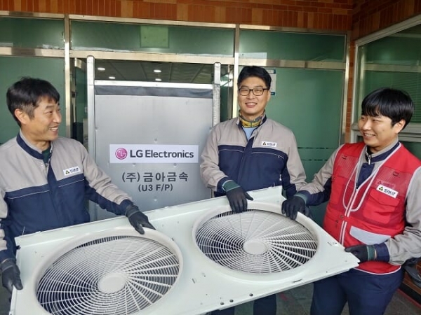 금아금속 직원들이 협력사 아이디어 제안제도를 통해 LG전자와 함께 개발한 부품을 소개하고 있다. LG전자 제공