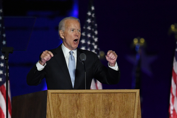 조 바이든 미국 대통령 당선자가 7일(현지시간) 델라웨어주 윌밍턴에서 승리를 선언하는 연설을 하고 있다. 연합뉴스
