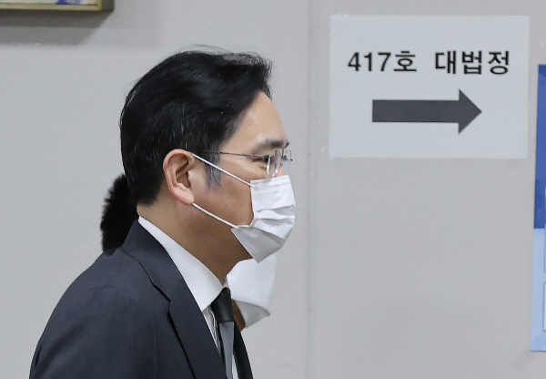 이재용 삼성전자 부회장이 지난 9일 ‘국정농단 파기환송심’ 재판에 출두하고 있다. 연합뉴스