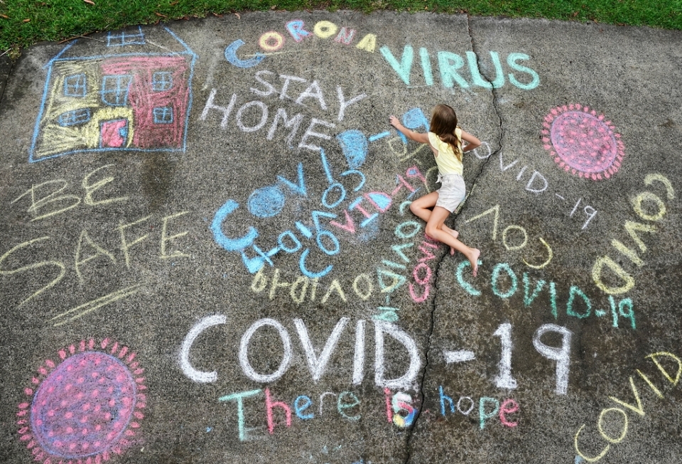 호주 골드코스트의 가정집 앞에서 분필로 글을 쓰는 소녀