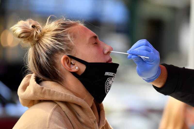 미국 뉴욕 브루클린의 한 의료센터에서 한 시민이 코로나19 검체 채취를 받고 있다.