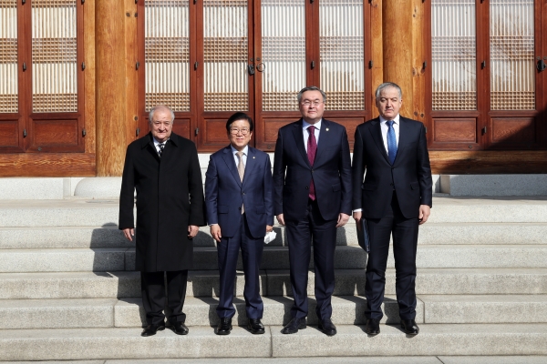 박병석 국회의장은 26일 국회 사랑재에서 중앙아시아 4개국 외교장관의 예방을 받고 함께하고 있다.(사진=국회)