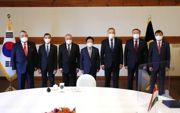 박병석 국회의장은 26일 국회 사랑재에서 중앙아시아 4개국 외교장관 및 주한대사의 예방을 받고 함께하고 있다.(사진=국회)