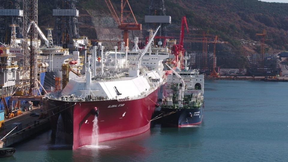 한국가스공사가 세계 최초로 진행한 'STS(선박간) LNG 선적 실증 테스트' 모습. 왼쪽 대형 선박이 시운전선이고 오른쪽 소형 선박이 SM JEJU LNG 2호(제주 2호선)다.
