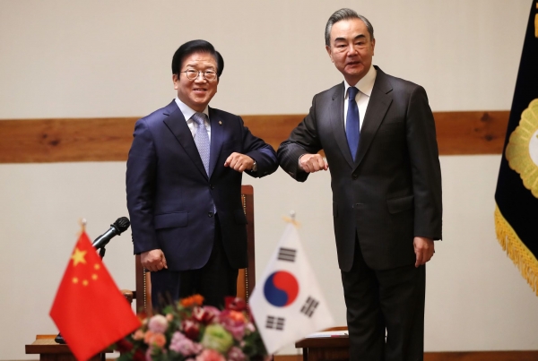 박병석 국회의장이 27일 국회 사랑재에서 왕이 중국 국무위원 겸 외교부장의 예방을 받고 있다.(사진=국회)