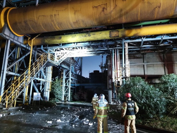 지난달 24일 오후 포스코 광양제철소에서 발생한 폭발 사고를 수습하는 소방대원의 모습. 연합뉴스
