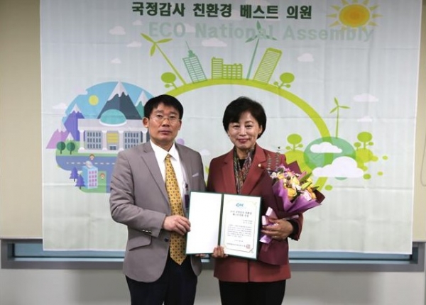남인순 국회의원(더불어민주당, 서울송파구병)이 사단법인 한국환경정보연구센터로부터 ‘2020 국정감사 친환경 베스트 의원’에 선정됐다. 사진은 지난해 ‘국정감사 친환경 베스트 의원’상장 수상 장면으로, 올해는 코로나19 관계로 별도 시상식 없이 우편으로 상장이 전달됐다. (사진=남인순 의원실)