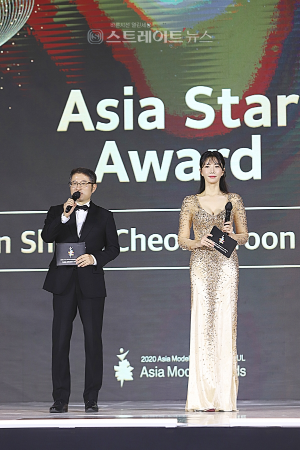 ▲ '아시아스타상' 연기자 부문 시상에 아시아모델페스티벌 신상철 집행위원장과 2008 sbs 슈퍼모델 윤두나가 시상자로 나왔다. / 양용은 기자 taeji1368@naver.com