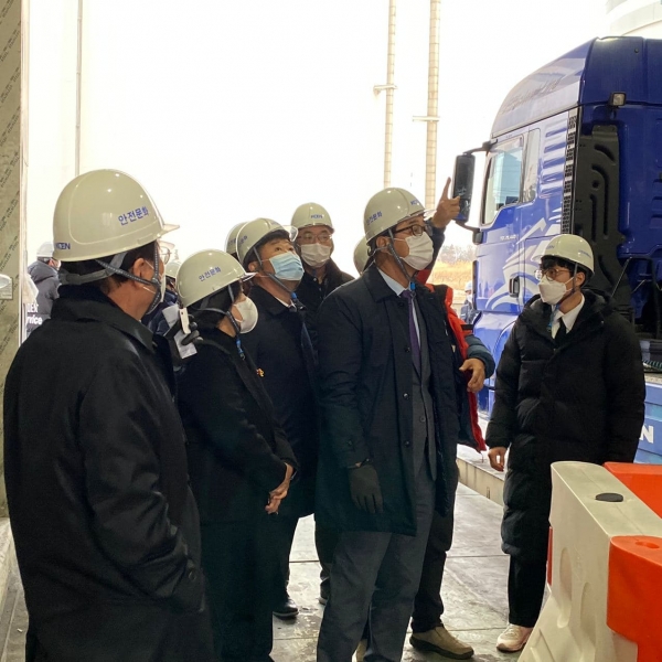 지난 12월 7일 이규민 의원이 영흥화력발전소 사고현장 방문하고 있다.(사진=이규민 의원실)