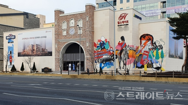 ◇고덕국제신도시의 현장과 먼 비전동 동쪽에 마련된 '힐스테이트 고덕 센트럴' 견본주택. 하지만 견본주택 내에는 상가 '브리티시 고덕'의 유니트만 마련됐고, 아파트 유니트는 26일 기준 지어지지 않았다. (사진=이준혁 기자)