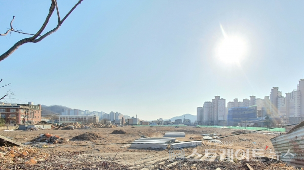 ◇108동 예정지(방위상 서쪽)→104동 예정지(방위상 동쪽) 구도로 촬영한 '안동용상 풍림아이원 리버파크' 아파트의 부지. (사진=이준혁 기자)