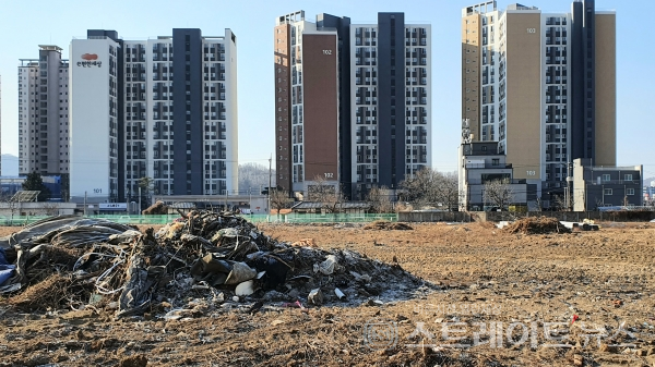 ◇102동 예정지(방위상 북북동쪽)→109동 예정지(방위상 남남서쪽) 구도로 촬영한 '안동용상 풍림아이원 리버파크' 아파트의 부지. 단지 이름과 달리 '안동용상 풍림아이원 리버파크' 아파트는 단지 남쪽의 다른 아파트로 인해 최상층 또는 최상층 인접층의 집만 반변천 조망이 가능할 것으로 보인다. (사진=이준혁 기자)