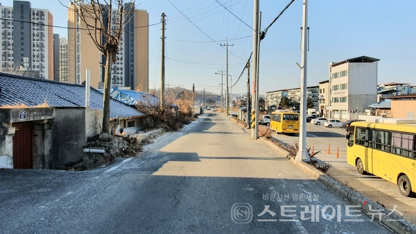 ◇'안동용상 풍림아이원 리버파크' 아파트의 서쪽 길인 성곡천로. 북동→남서 구도로써 촬영했다. (사진=이준혁 기자)
