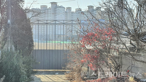 ◇'안동용상 풍림아이원 리버파크' 아파트의 서쪽 길인 성곡천로 방향으로 난 공사현장 출입구. (사진=이준혁 기자)