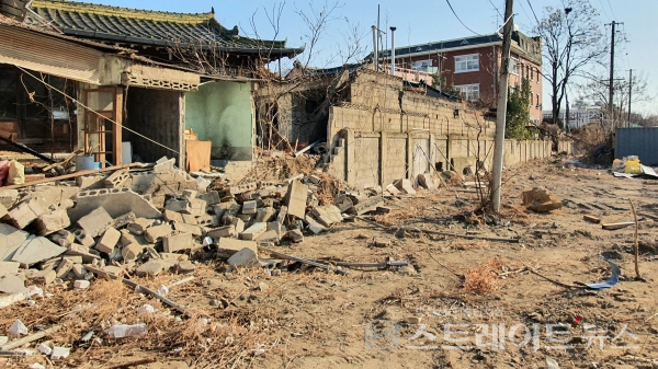 ◇'안동용상 풍림아이원 리버파크' 아파트 부지 북쪽에는 폐가와 용성초교 등이 있다. (사진=이준혁 기자)