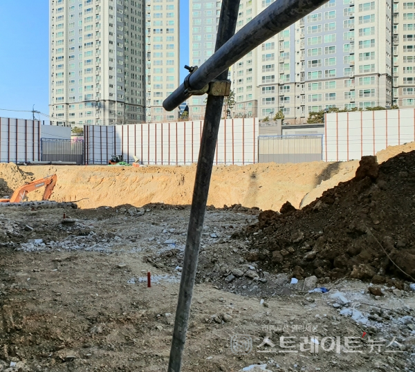 ◇'힐스테이트 감삼 센트럴' 공사현장 남동쪽 펜스 틈을 통해 바라본 공사현장. 남동→북서 구도로써 촬영했다. (사진=이준혁 기자)
