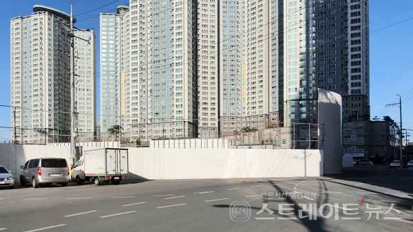 ◇'힐스테이트 감삼 센트럴' 공사현장 남동쪽 펜스 인근에서 바라본 현장. 남동→북서 구도로써 촬영했다. (사진=이준혁 기자)