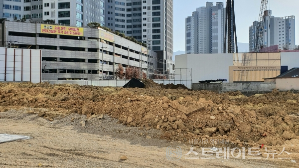 ◇'힐스테이트 감삼 센트럴' 공사현장 북쪽 펜스 틈을 통해 보는 공사현장. 북→남 구도로써 촬영했다. (사진=이준혁 기자)