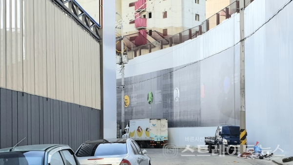 ◇'힐스테이트 감삼 센트럴'(사진 왼쪽) 공사현장 주변에는 이미 지은 주상복합 단지와 현재 짓고 있는 주상복합 단지가 모두 다수 있다. 사진은 '죽전역 코아루 더리브' 단지와의 사이 도로인 와룡로33길에서 촬영한 사진. (사진=이준혁 기자)