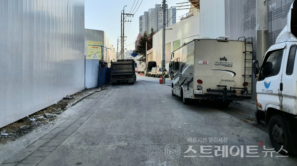 ◇'힐스테이트 감삼 센트럴' 단지(사진 왼쪽) 공사현장 주변에는 이미 지은 주상복합 단지와 현재 짓고 있는 주상복합 단지가 모두 다수 있다. 사진은 '헤링턴플레이스 감삼 1차' 단지(사진 오른쪽)와의 사이 도로인 와룡로33길에서 촬영한 사진. (사진=이준혁 기자)