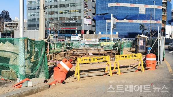 ◇죽전네거리 남서쪽 모서리이자 '힐스테이트 감삼 센트럴' 북동쪽에는 대구2호선 죽전역 신규 출입구 공사가 진행 중이다. 이 출입구는 오는 5월 완공 예정이다. (사진=이준혁 기자)