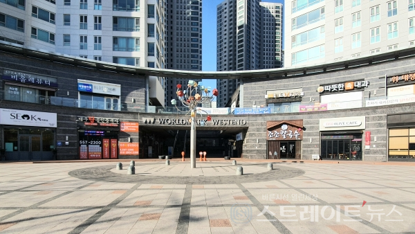 ◇'힐스테이트 감삼 센트럴' 동쪽의 주상복합 아파트인 '대우월드마크웨스트엔드'의 상업시설 입구. (사진=이준혁 기자)