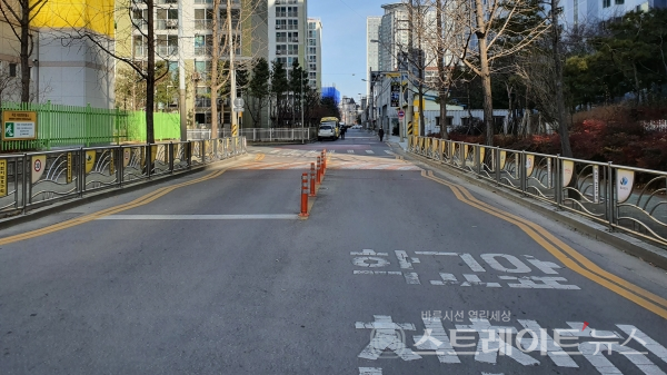 ◇'힐스테이트 감삼 센트럴' 거주 어린이들이 장동초교를 통학하면서 다닐 길인 달구벌대로304길. (사진=이준혁 기자)