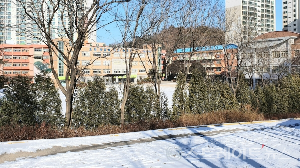 ◇'부평 캐슬&더샵 퍼스트'와 가까운 고등학교 중 하나인 세일고등학교(사립 남고, 사진 왼쪽). 세일고 재단 내에는 사립 초교인 한일초교(사진 오른쪽)가 함께 운영 중이다. (사진=이준혁 기자)