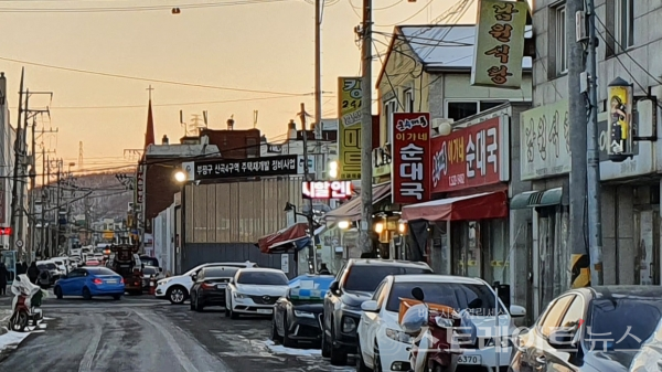 ​​​​​​​◇'부평 캐슬&더샵 퍼스트' 서쪽 도로인 산청로에서 북→남 구도로써 촬영한 사진. (사진=이준혁 기자)