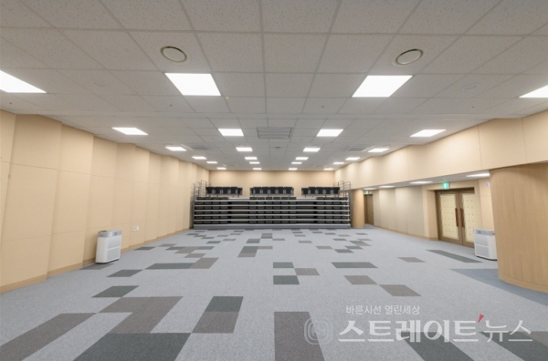 ▲ 지하 1층 중앙홀의 수납식 관람석 / 사진제공= 양천구청